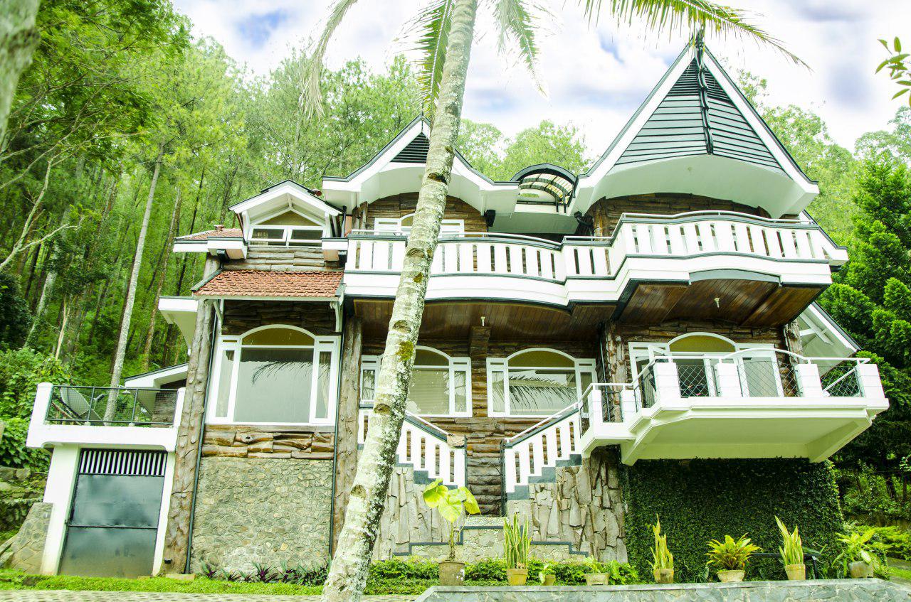 Villa Pinus: Pilihan Villa Keluarga di Batu Malang