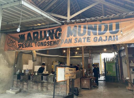 Menikmati Tongseng dan Aneka Olahan Daging di Warung Mundu