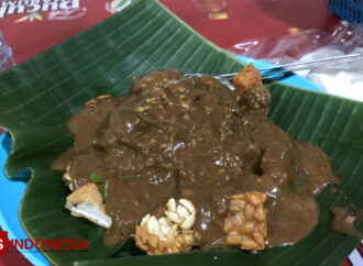 Menikmati Pekatnya Rasa Rujak Cingur Legenda di Rujak Klenteng