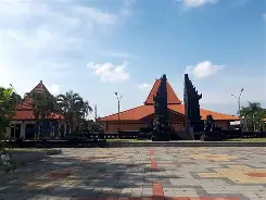 Berburu Jajanan Murah, Nikmat, dan Seru Malam Hari di Taman Krida Budaya