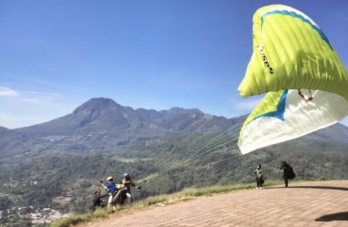 “Dari Ketinggian 1.300 Mdpl: Jejak Sejarah dan Keindahan Paralayang Batu di Kota Batu”