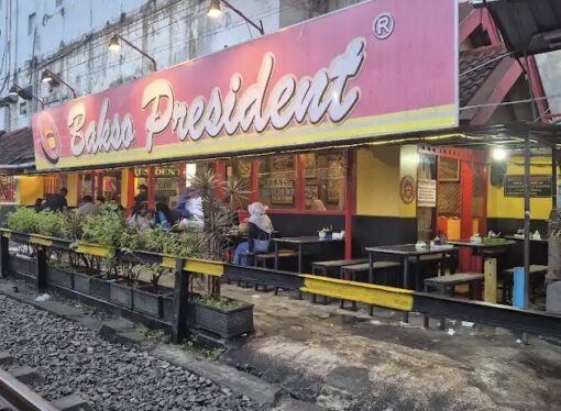 Bakso President Malang: Kuliner Legendaris di Samping Rel Kereta yang Jadi Ikon Kota