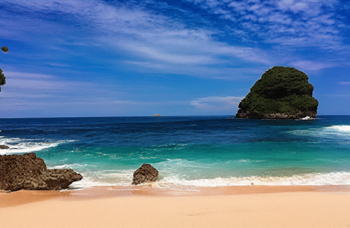 Dukung Wisata Berkelanjutan, UB Ciptakan Signage di Pantai Malang Selatan