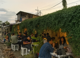 Buat Senjamu Lebih Berwarna, List Kafe Buat Nongkrong sambil Lihat Kereta