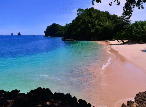 Sekarang, Bisa Cobain Berenang dan Menikmati Ombak Tenang di Pantai Malang Selatan