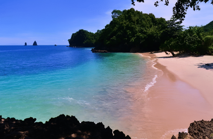 Sekarang, Bisa Cobain Berenang dan Menikmati Ombak Tenang di Pantai Malang Selatan